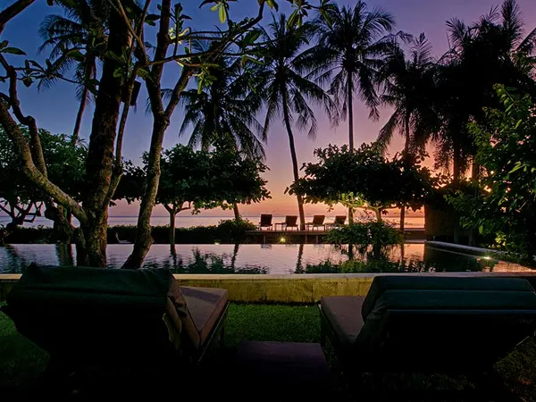 Golden hour villa di Seminyak, Bali — cahaya keemasan saat matahari terbenam
