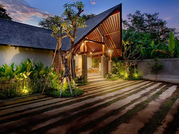 Area outdoor villa di Ubud, Bali — suasana alam tropis yang asri