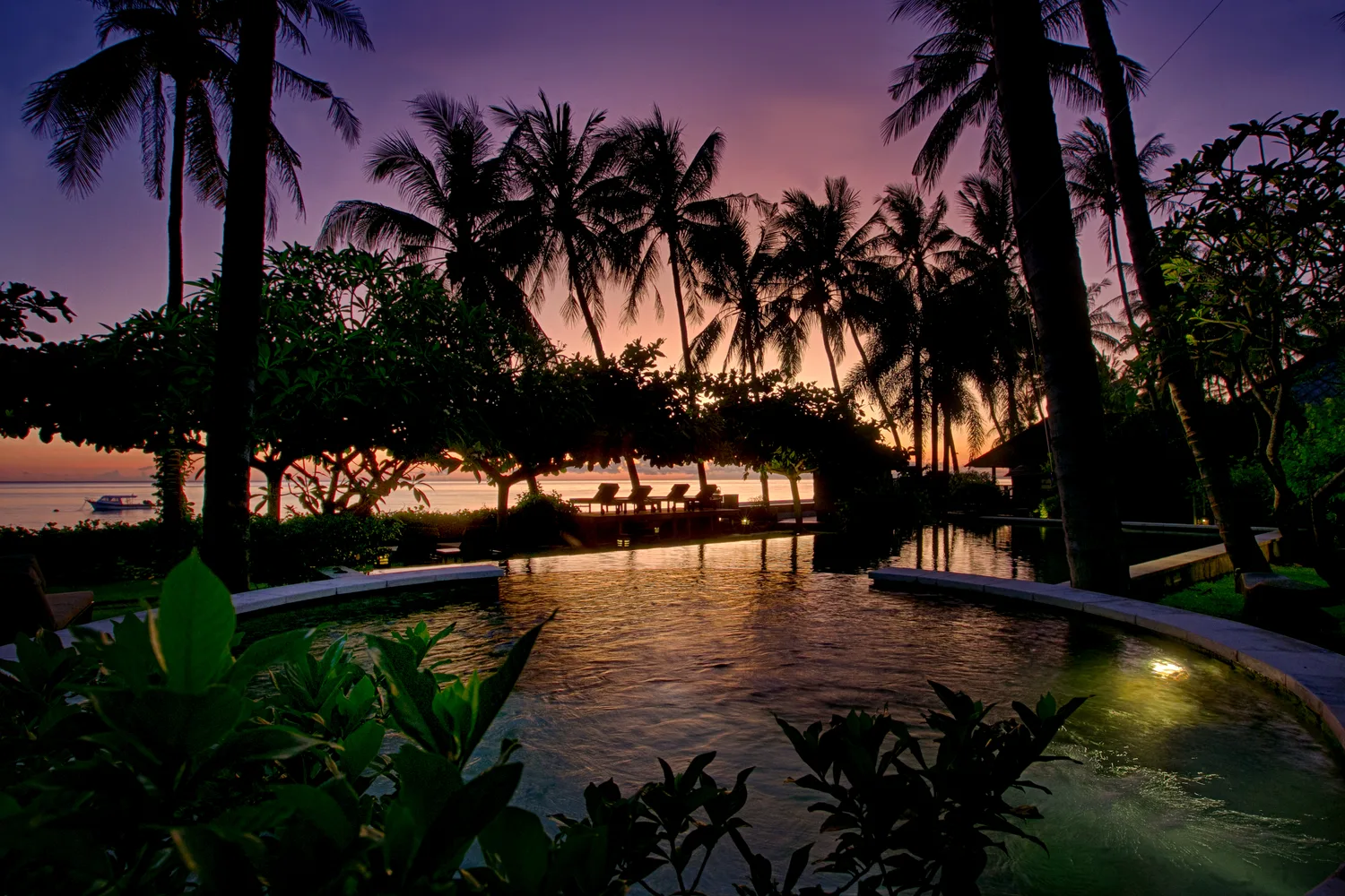 Golden Hour golden hour purple sky markisa tulamben Bali — foto villa profesional
