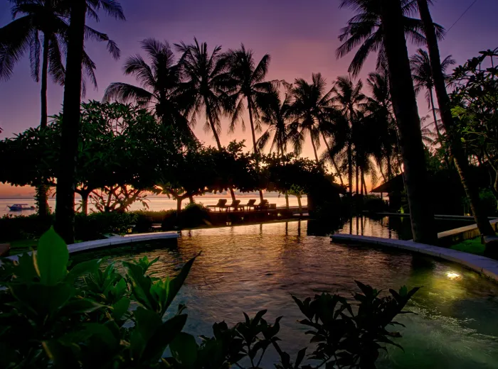 Golden hour langit ungu Vila Markisa Tulamben — foto golden hour villa Bali