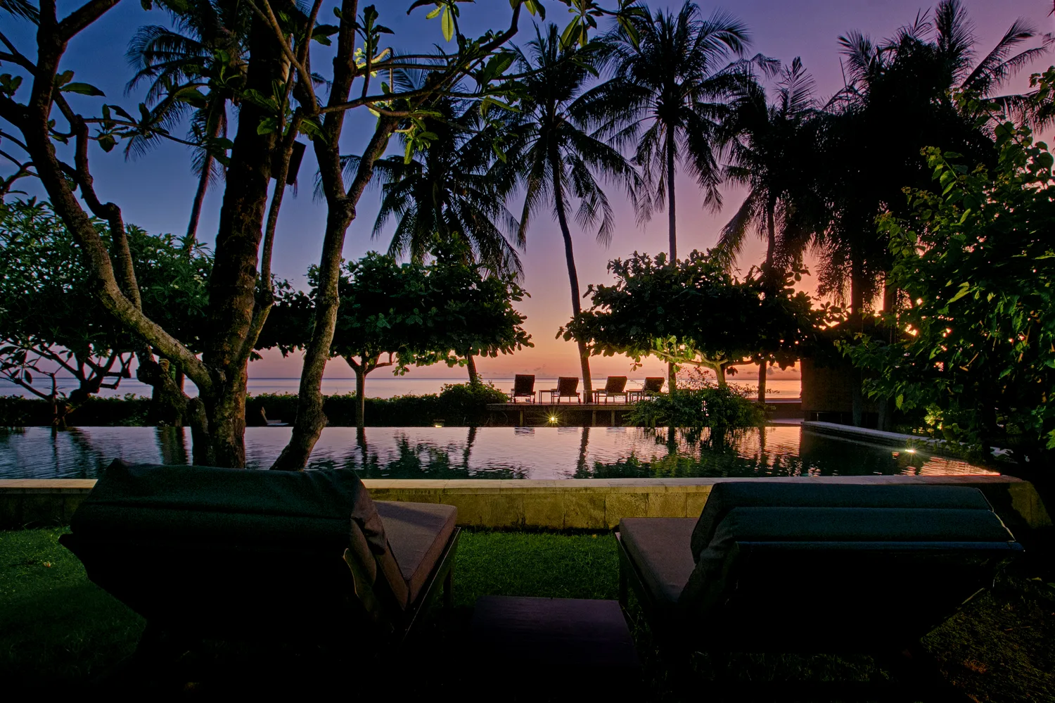 Golden Hour golden hour twilight pool markisa tulamben Bali — foto villa profesional