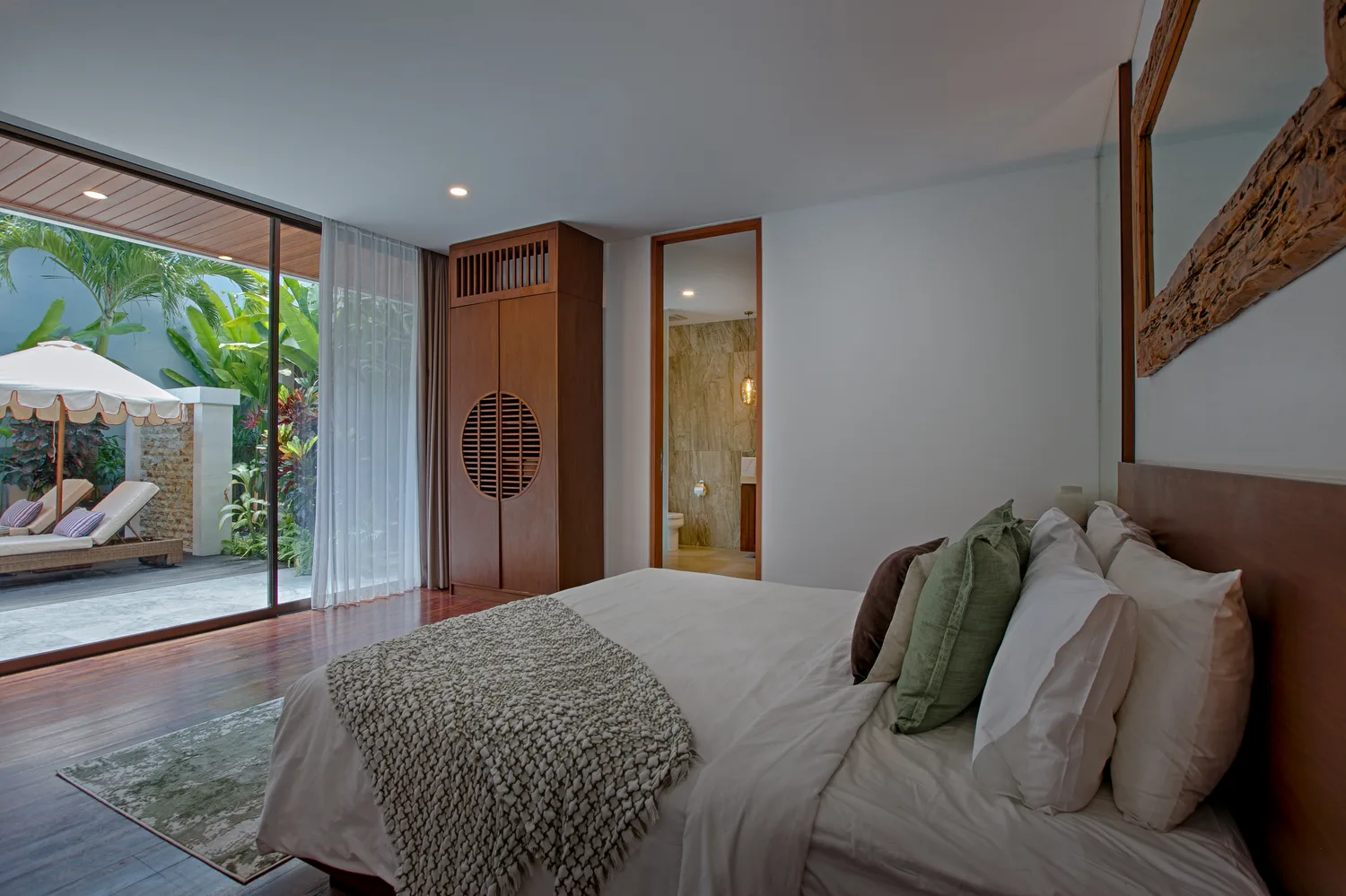 Kamar tidur villa Ocean Friends Villa Pererenan Bali — foto villa profesional