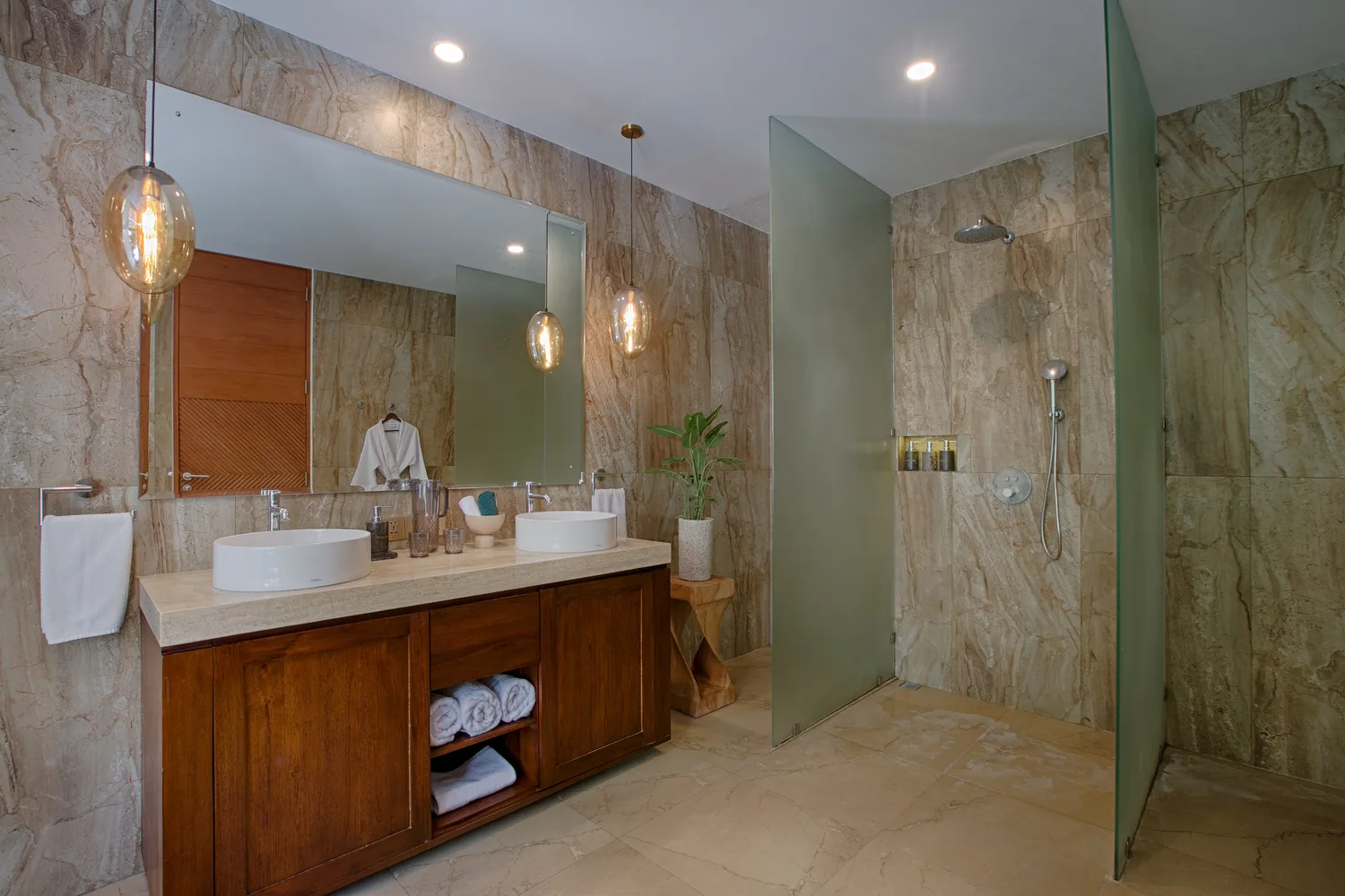 Kamar mandi villa Ocean Friends Villa Pererenan Bali — foto villa profesional