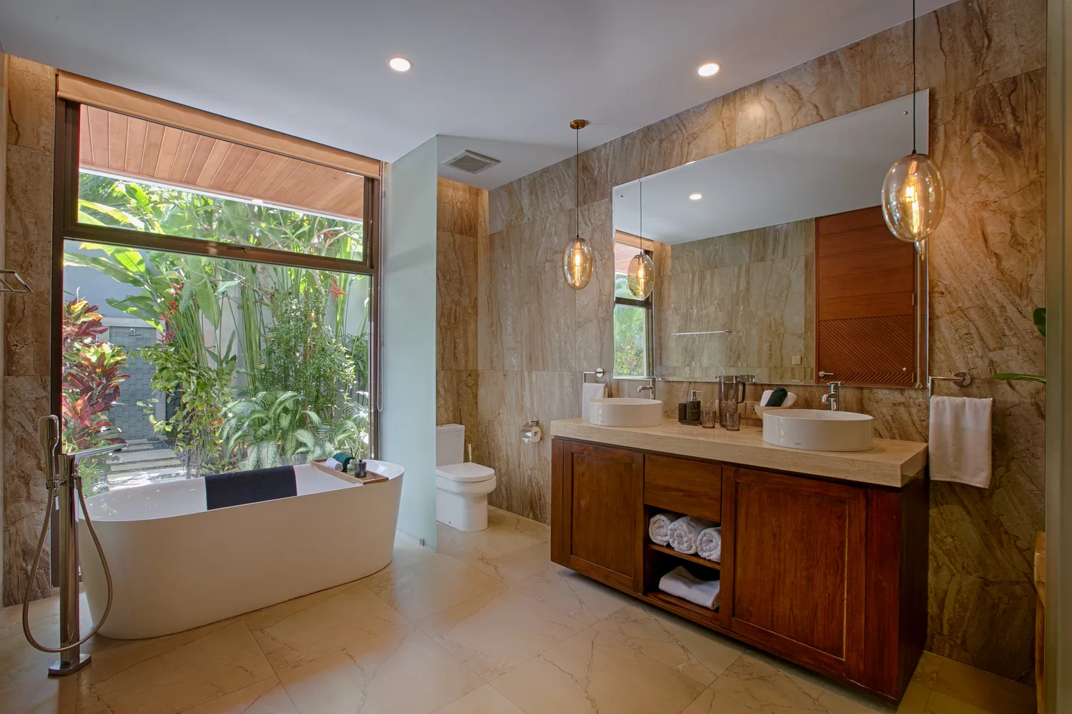 Kamar mandi villa Ocean Friends Villa Pererenan Bali — foto villa profesional