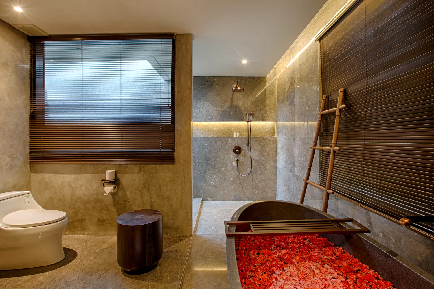 Kamar mandi villa Taman Dharmawangsa Nusa Dua Bali — foto villa profesional