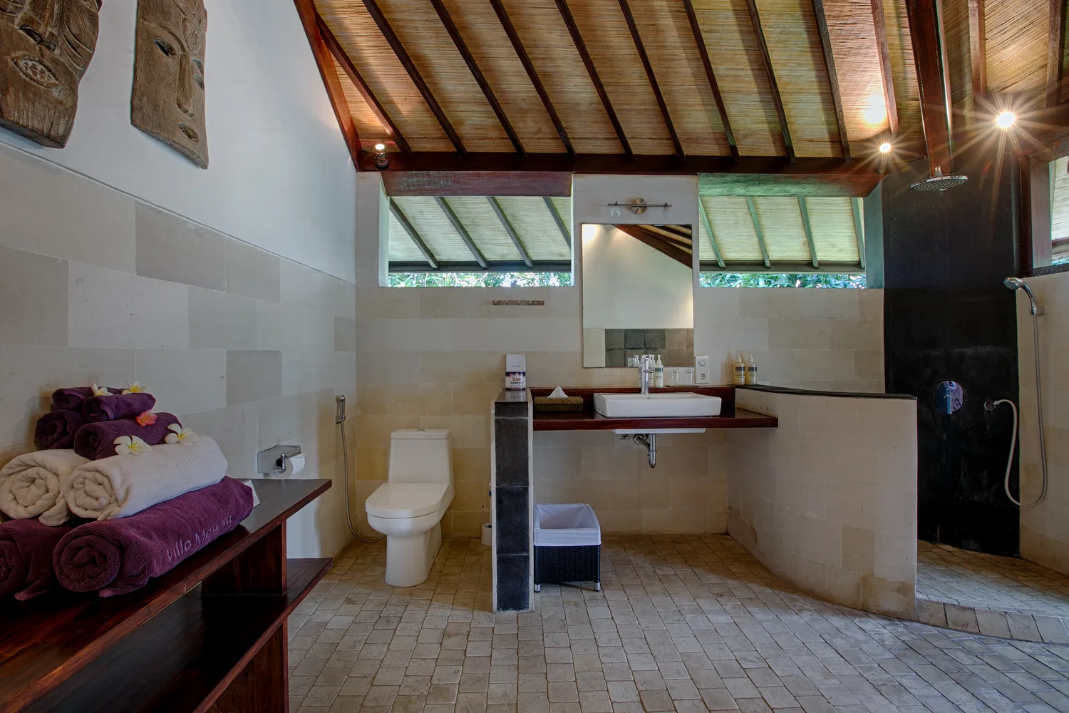 Kamar mandi villa Vila Markisa Tulamben Bali — foto villa profesional