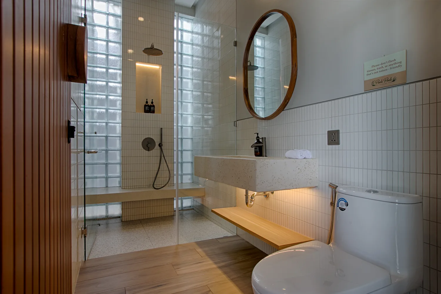 Kamar mandi villa Padi Padi Villas Pererenan Bali — foto villa profesional