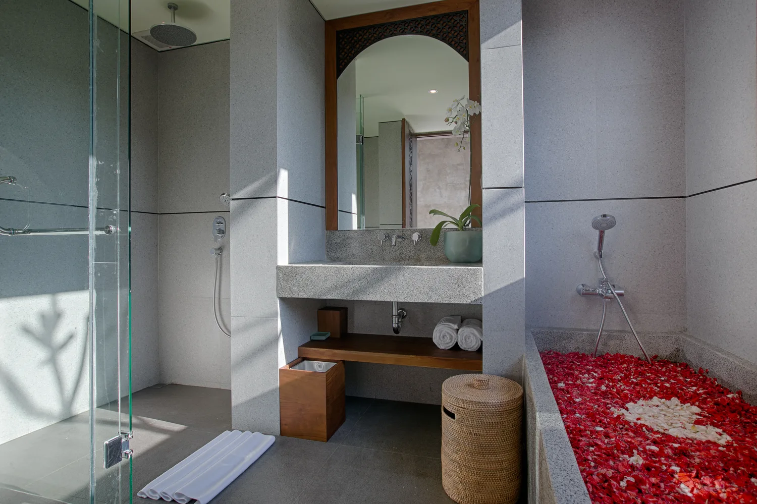 Kamar mandi villa Taman Dharmawangsa Nusa Dua Bali — foto villa profesional