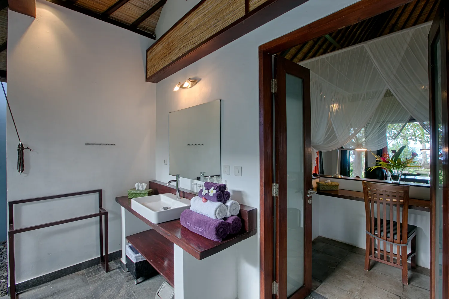 Kamar mandi villa Vila Markisa Tulamben Bali — foto villa profesional