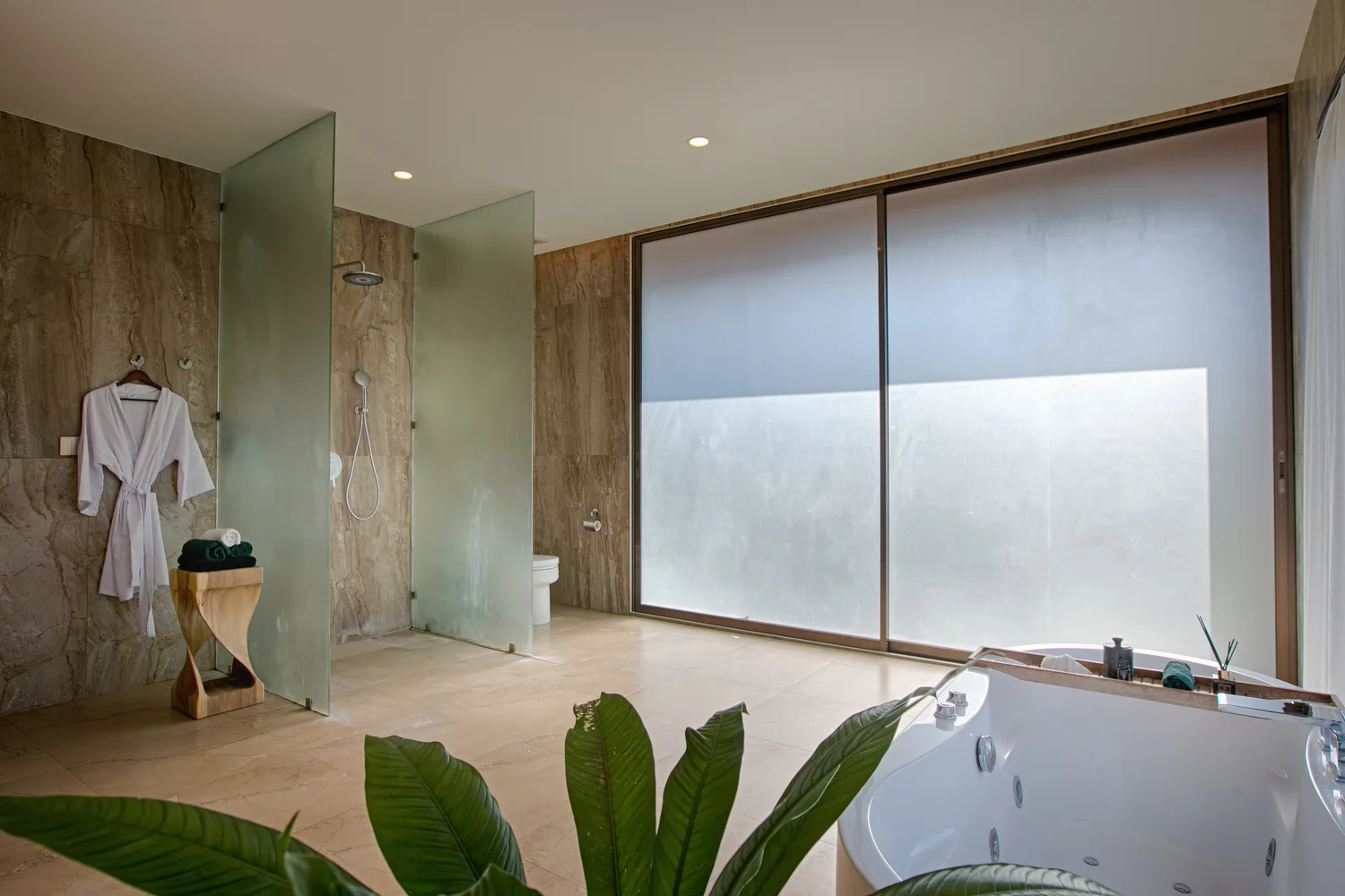 Kamar mandi villa Ocean Friends Villa Pererenan Bali — foto villa profesional