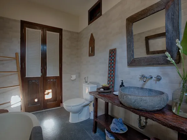 Kamar Mandi — Villa Omah Denayu, Denpasar