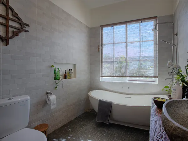 Kamar Mandi — Villa Omah Denayu, Denpasar