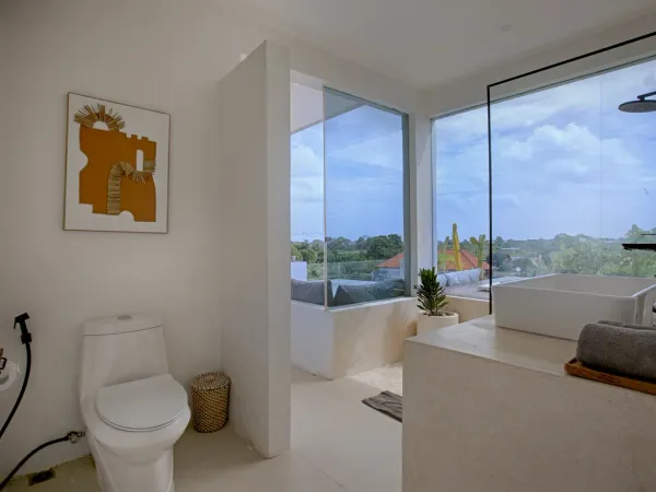 Kamar Mandi — Hirava Villa, Buduk