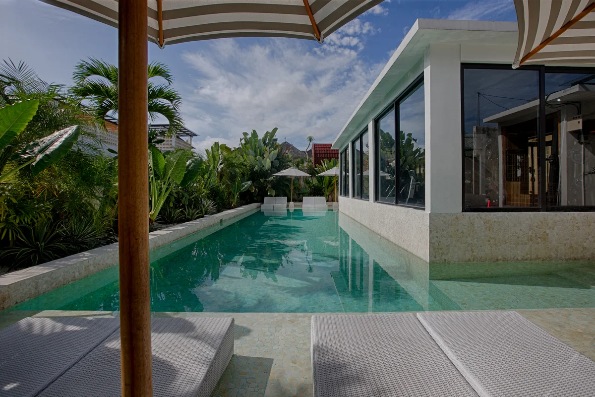 Kolam renang villa mewah di Bali — latar ideal untuk sesi foto liburan profesional