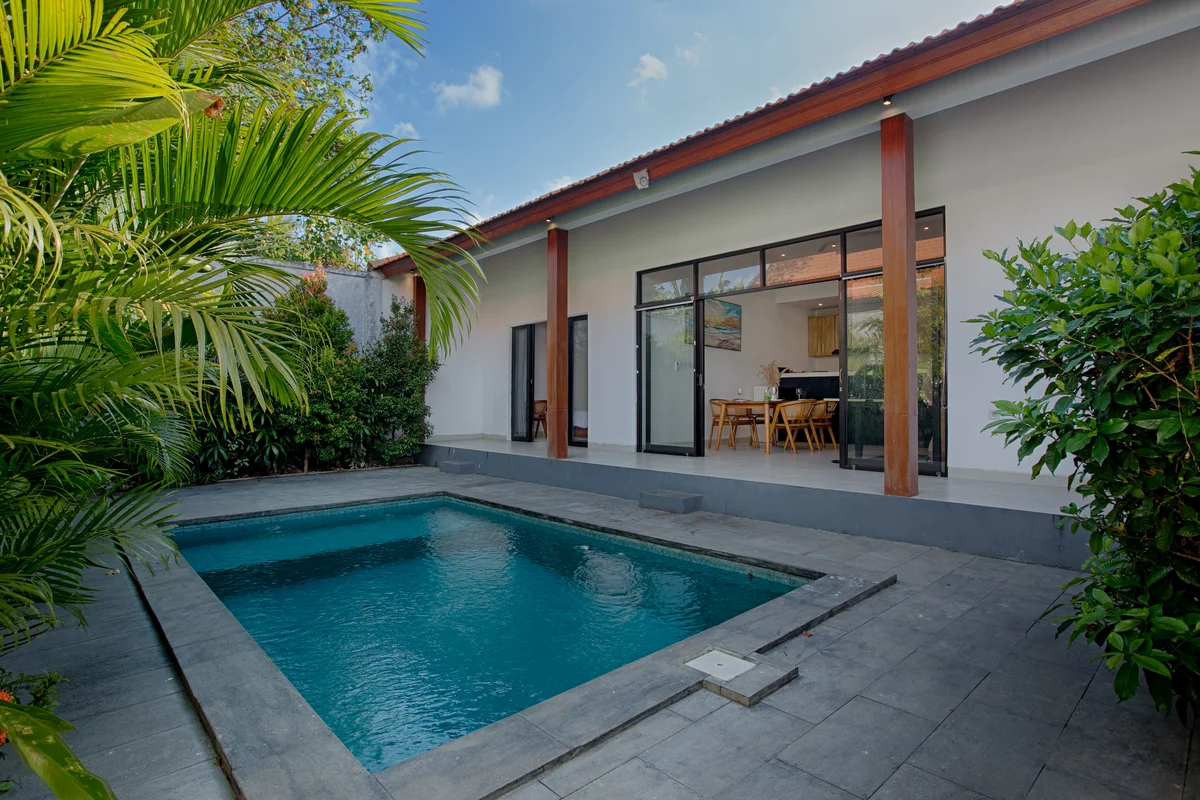 Area outdoor villa di Bali dengan kolam renang — lokasi populer untuk fotografer panggilan Seminyak
