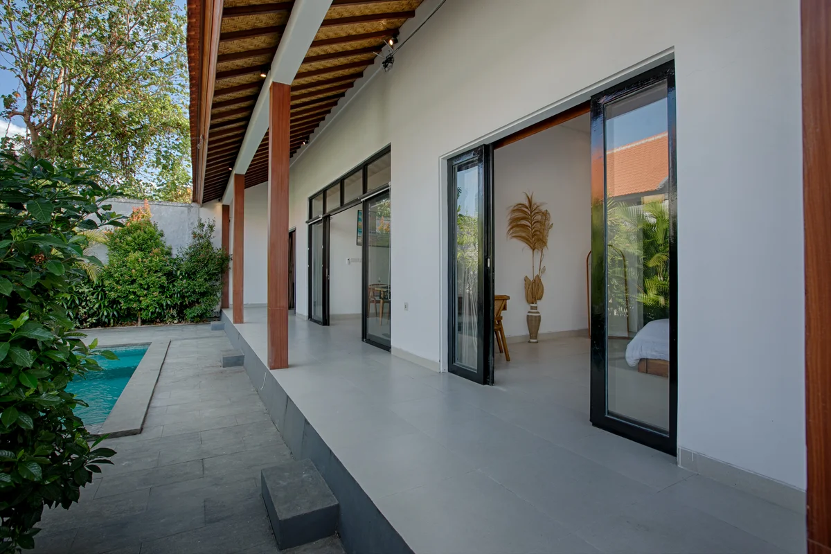 Teras villa di Bali dengan kursi santai dan tanaman hijau — latar ideal villa photoshoot