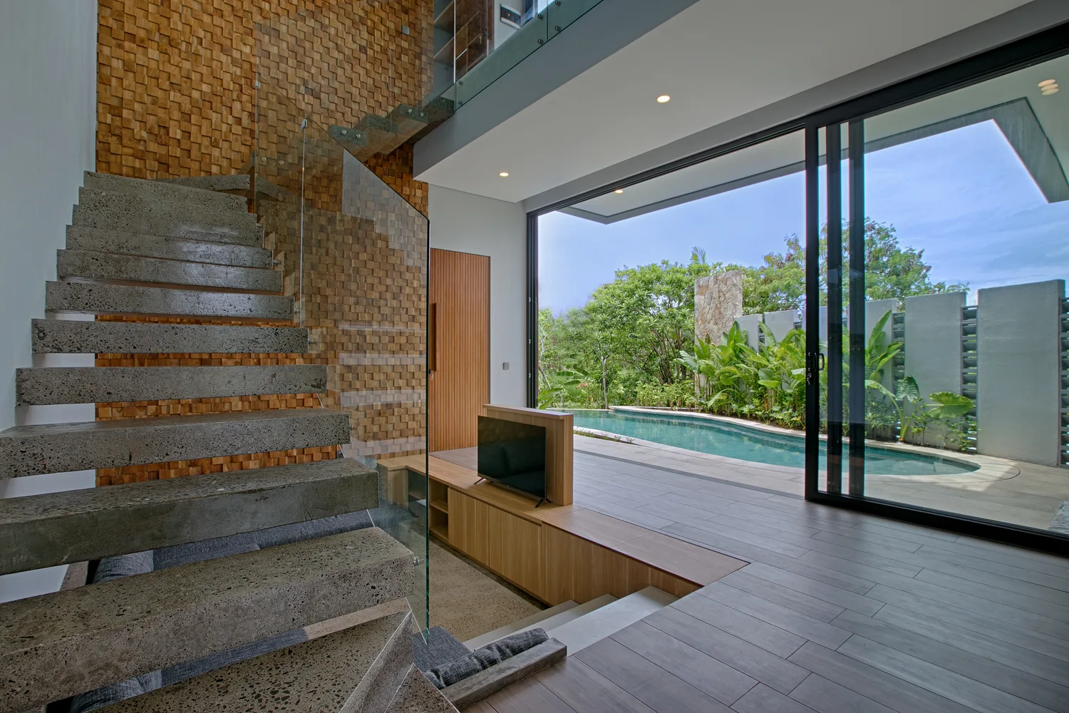 Foto drone villa Bali dari udara saat golden hour menampilkan kolam renang dan pemandangan sawah hijau